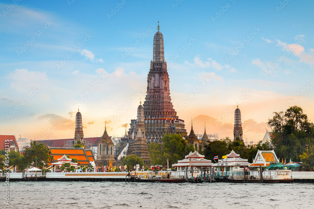 Wat Arun - the Temple of Dawn in Bangkok, Thailand - obrazy, fototapety, plakaty 