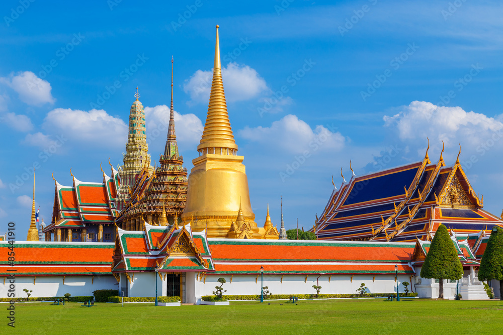 Naklejka premium Wat Phra Kaew - the Temple of Emerald Buddha in Bangkok, Thailand