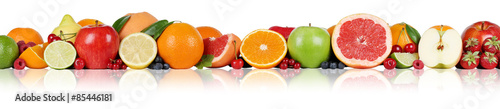 Früchte Orangen Zitronen Apfel Erdbeeren Beeren in einer Reihe #85446181