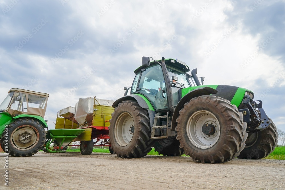 Fototapeta premium Vorratsbehälter mit Mineraldünger, Traktor mit Düngerstreuer