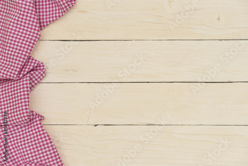 Tischtuch karo pink weiß mit Holzhintergrund