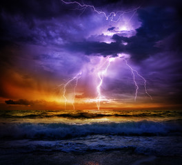 Keuken achterwand Onweer Bliksem boven zee bij zonsondergang  © Romolo Tavani
