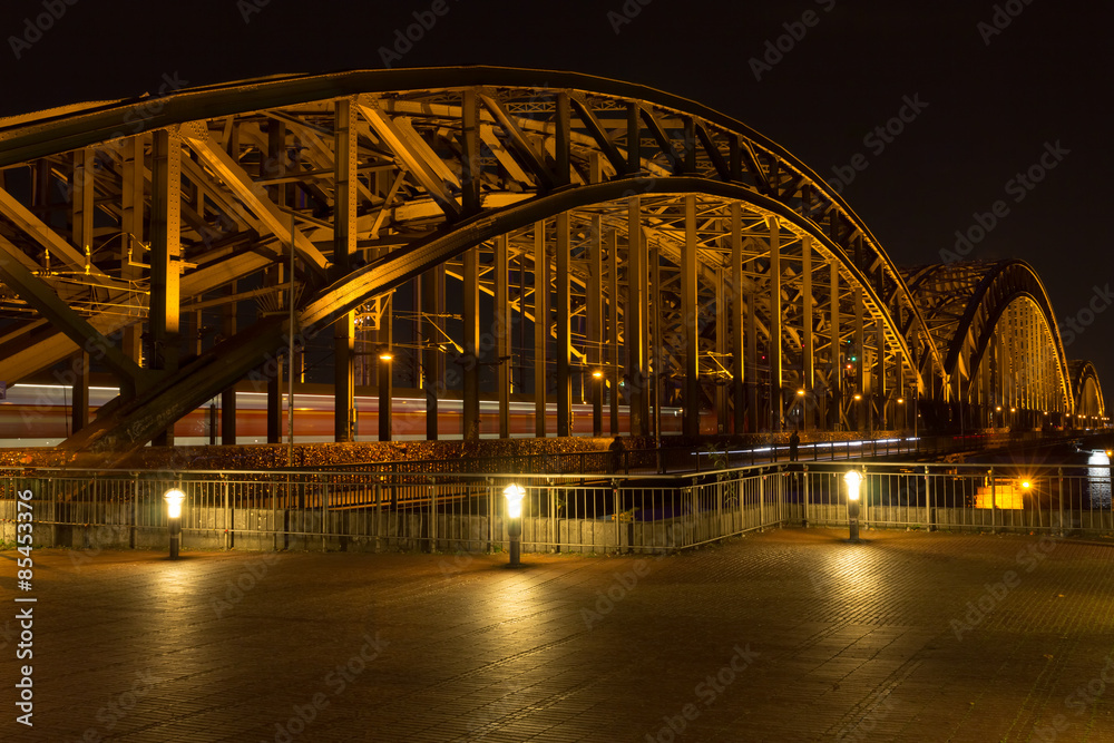 Naklejka premium Hohenzollernbrücke in Köln bei Nacht