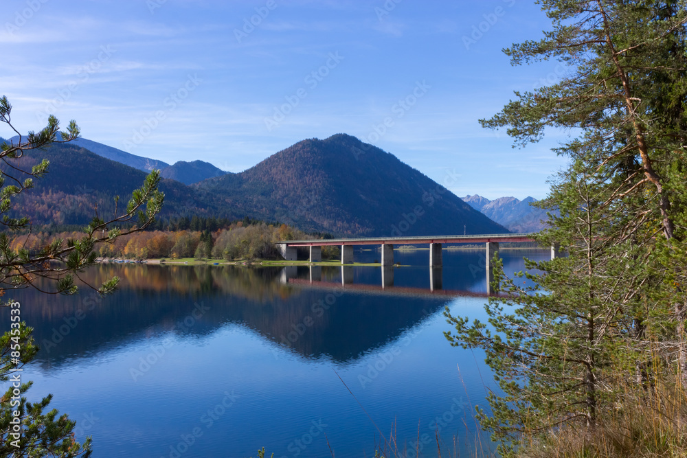 Fototapeta premium Blick auf die Brücke über den Sylvensteinstausee im Herbst