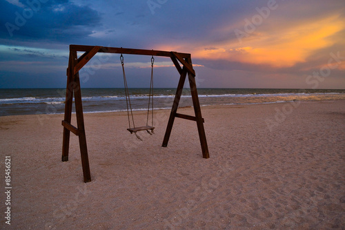 Пляж. Качели.