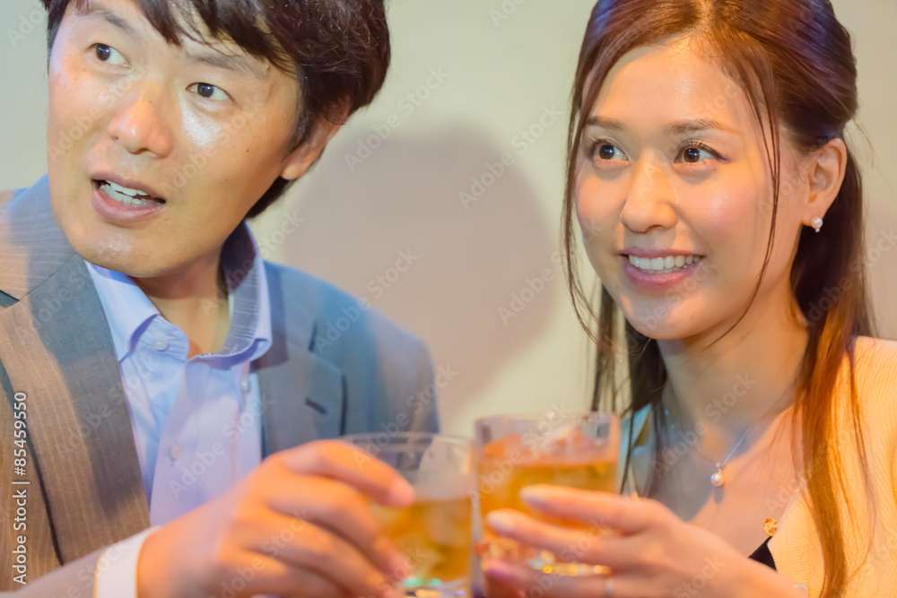 乾杯するカップル
乾杯するカップル