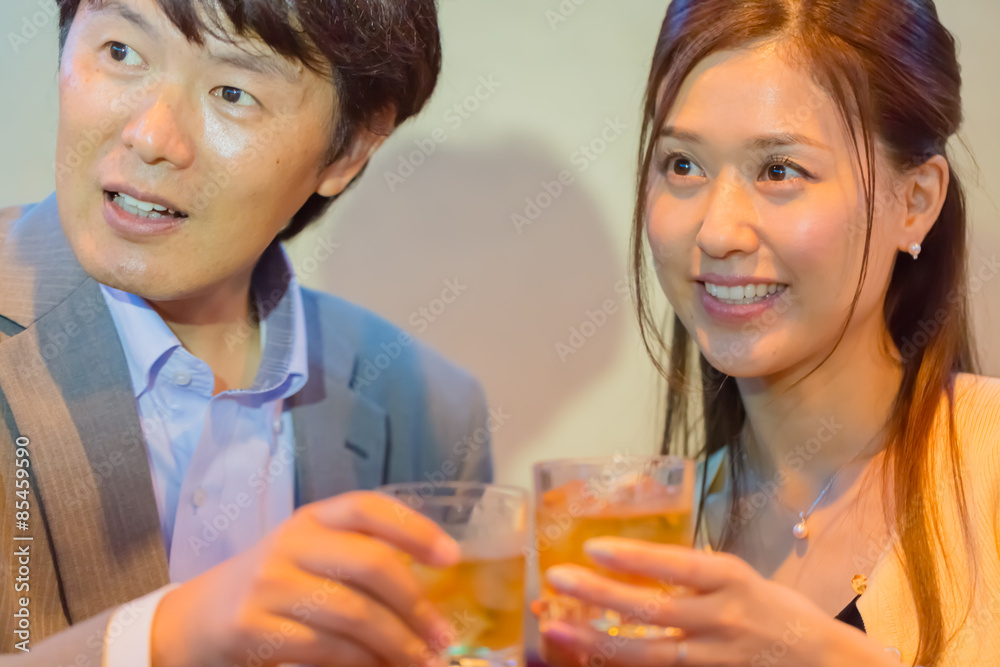 乾杯するカップル
乾杯するカップル