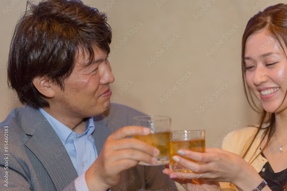 乾杯するカップル

