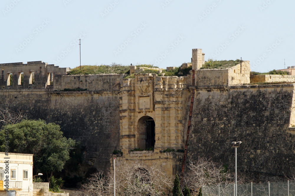 Vieille porte dans les fortifications de Birgu