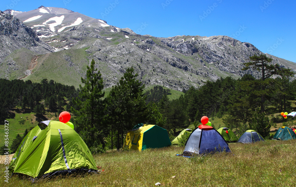 çadır kampı ve etkinlik için dağcıların toplanmaları