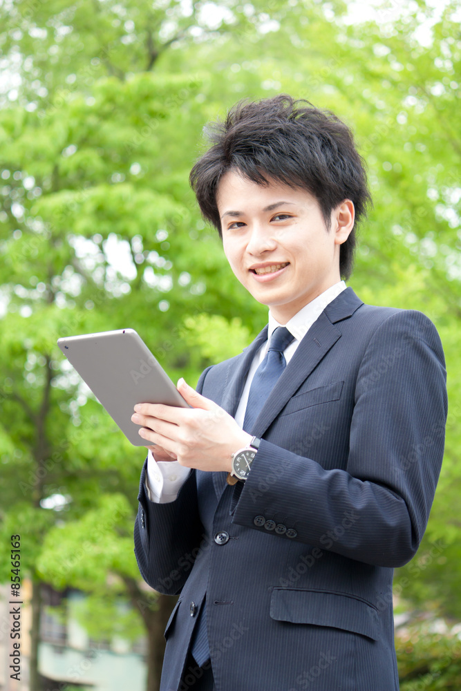 ビジネスマン　男性　笑顔　新緑　タブレット