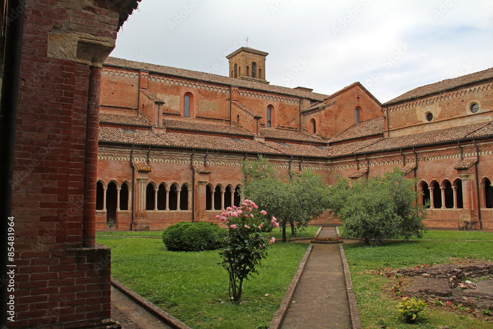 abbazia di Chiaravalle della Colomba; il Chiostro