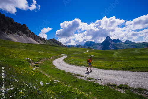 Allenamento di trail running su strade di montagna