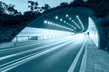 Fotobehang Tunnel Stedelijke snelwegtunnel met asfaltweg  © ABCDstock