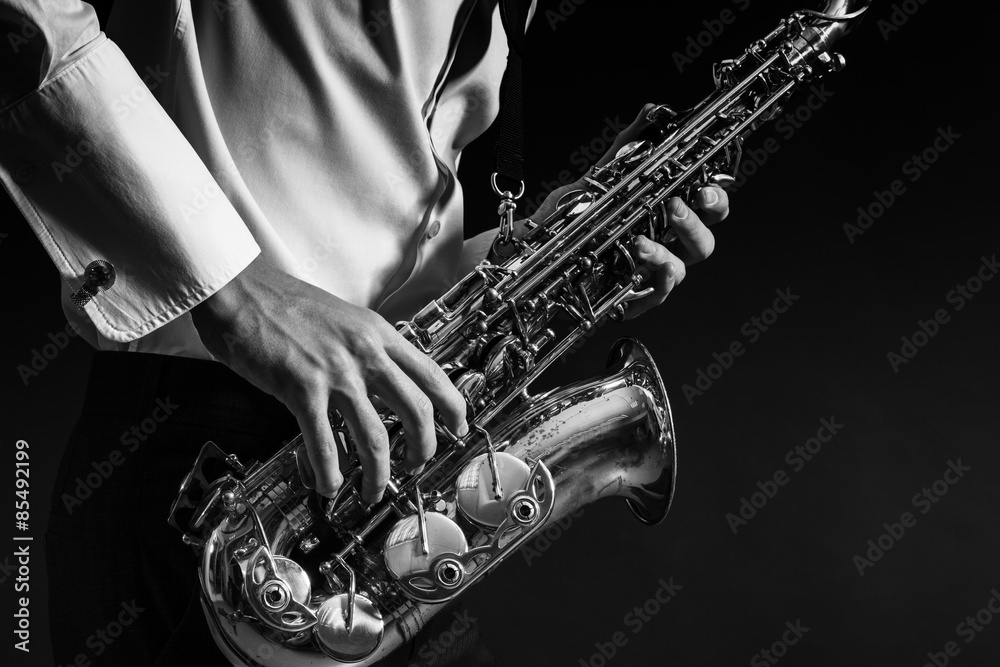 Obraz premium A man plays the saxophone close up.
