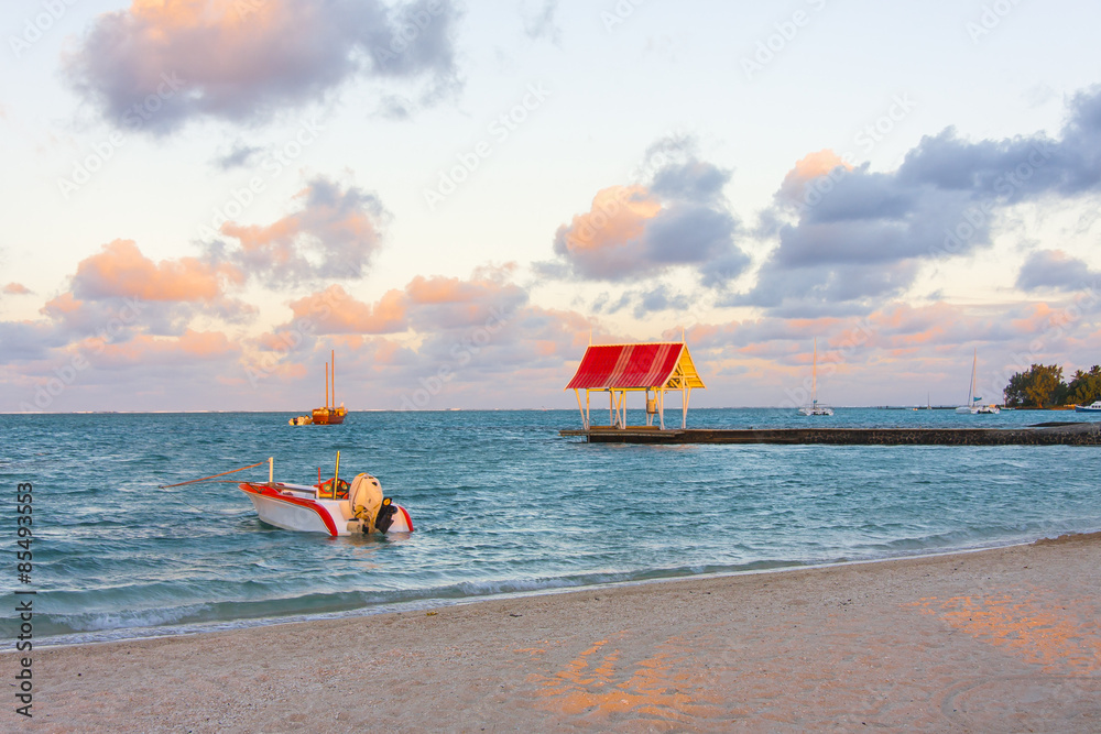 derniers rayons de soleil sur plage de l'île Maurice
