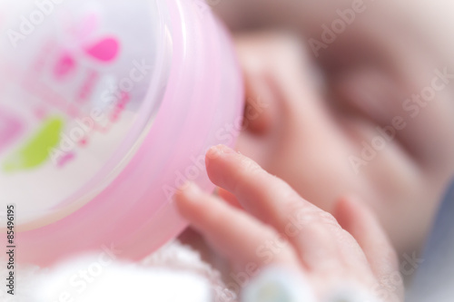 Baby trinkt aus Fläschchen