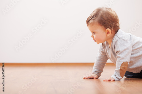 Foto Cute baby boy crawling
