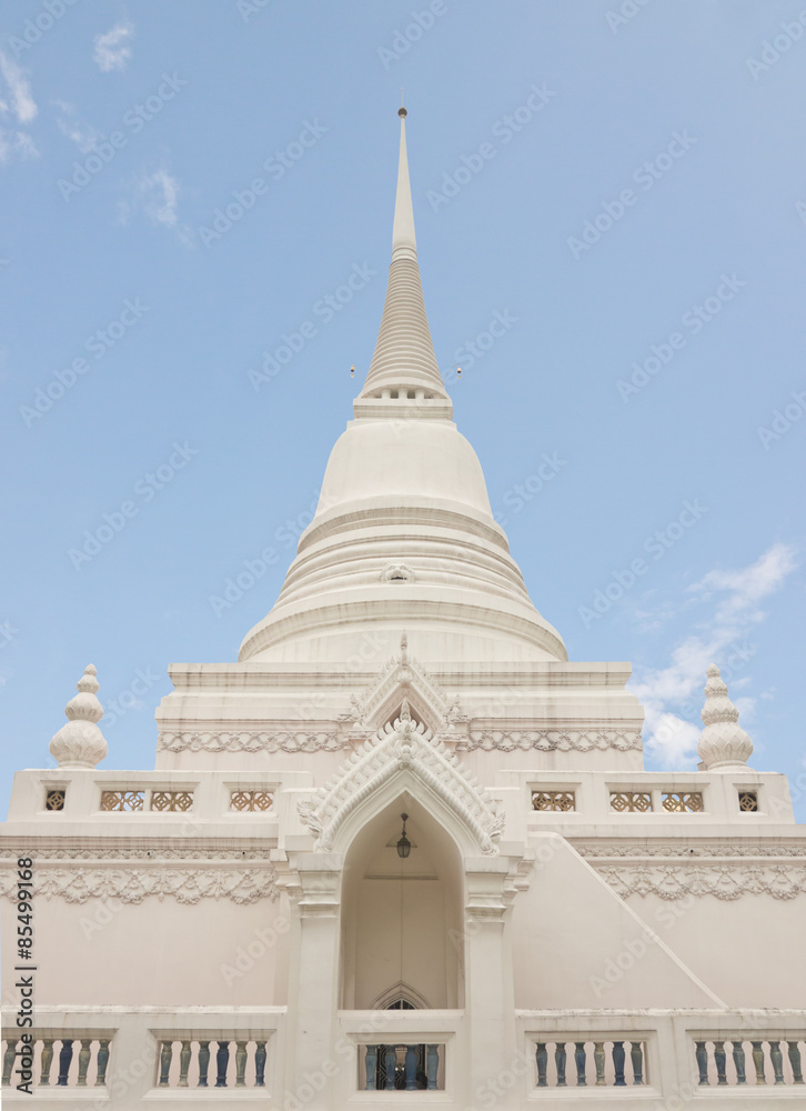 Fototapeta premium Thai Buddhist style white pagoda under blue sky