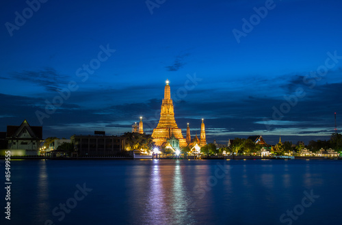 Atmosphere thai temple in twilight time © Southtownboy Studio