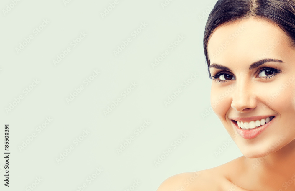 Obraz premium Portret piękna uśmiechnięta kobieta