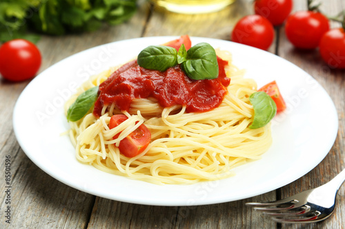 Spaghetti with tomatoes and basil on plate 