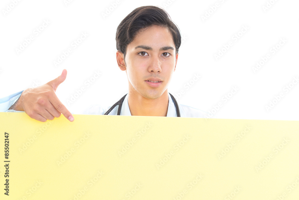 ボードを持つ医師
