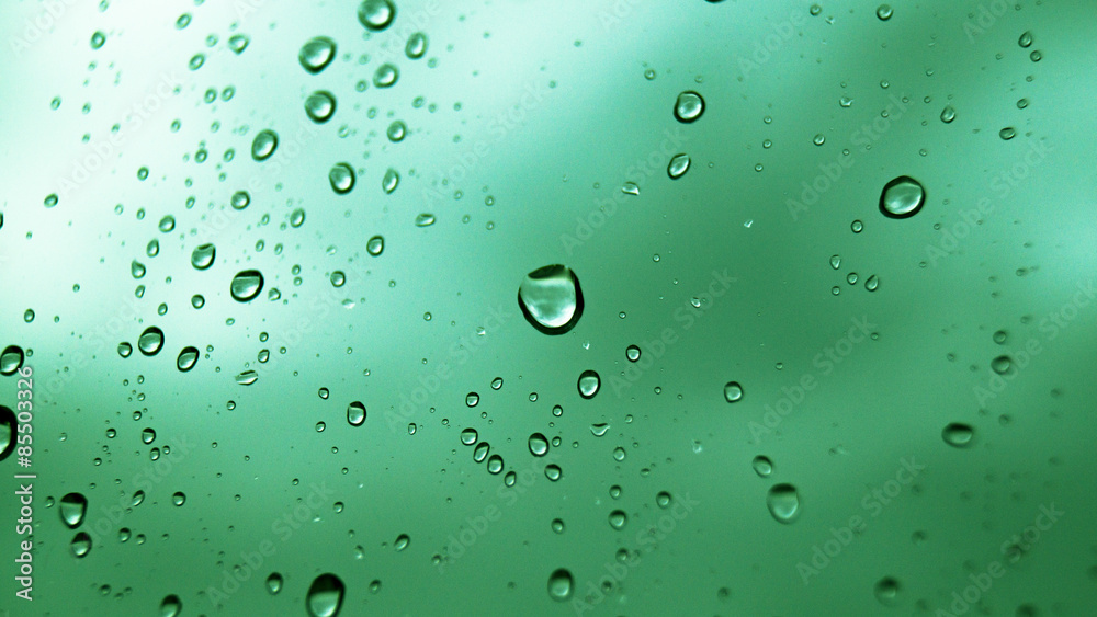 Wassertropfen auf Fensterscheibe, grün