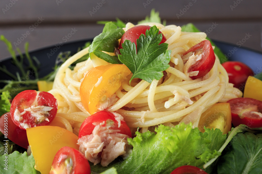 Cold spaghetti with tuna and fresh tomato