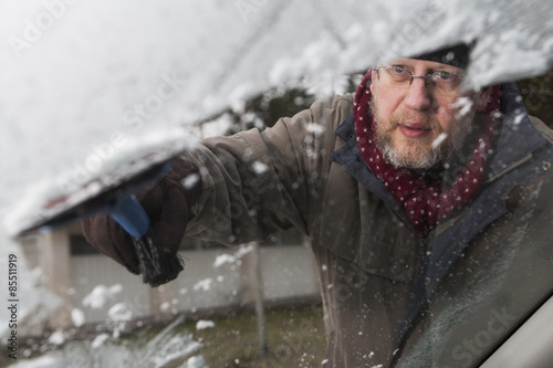 Plakat w ramie Man working with the ice scraper