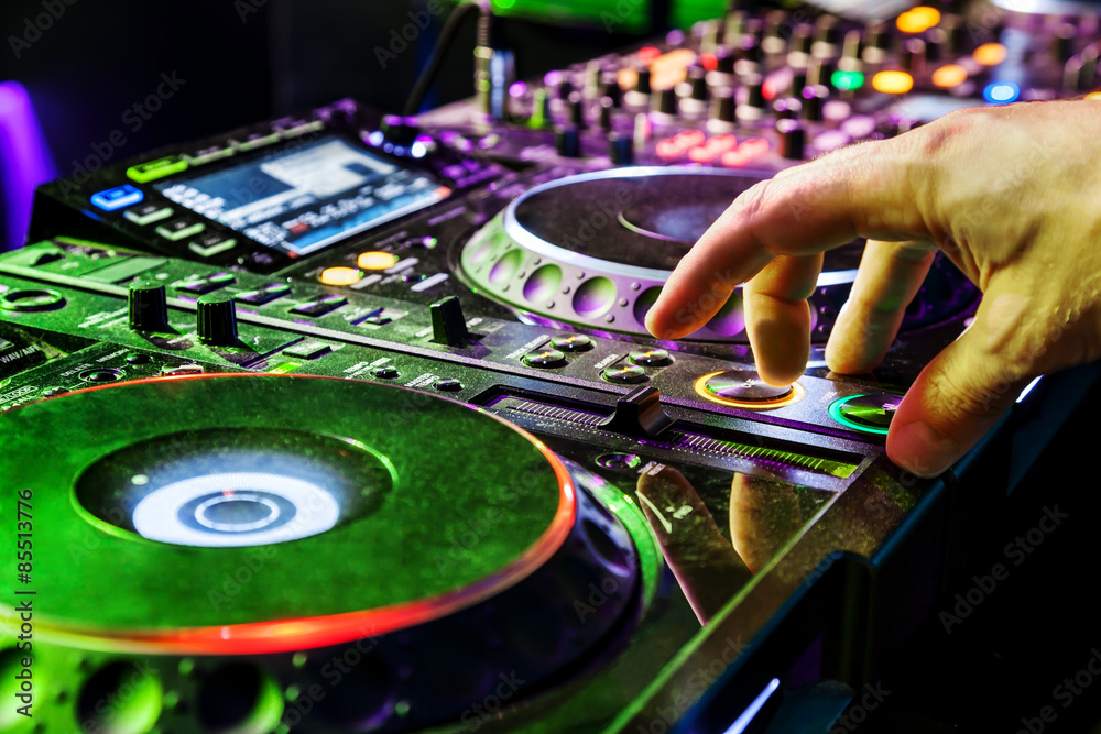Naklejka premium Dj playing the track