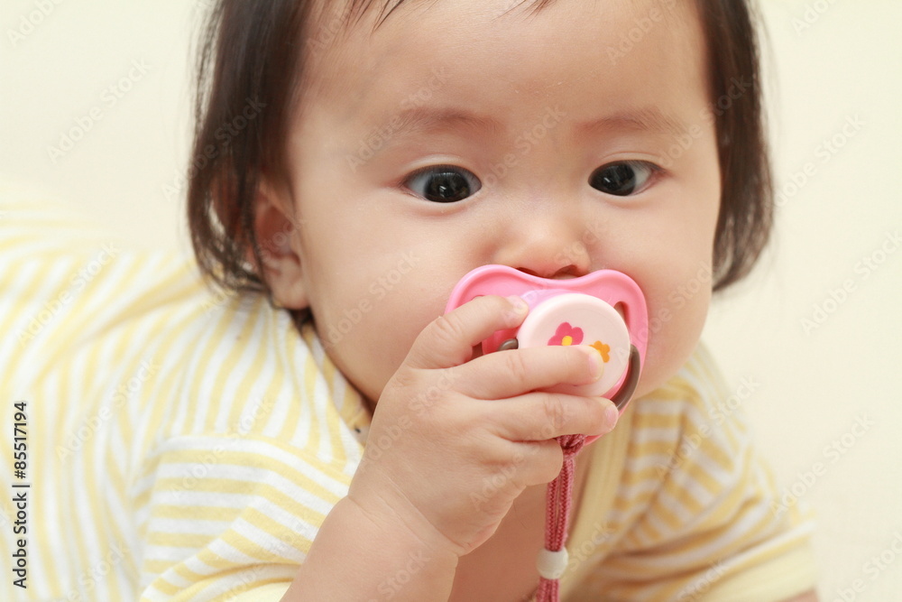 おしゃぶりをくわえる赤ちゃん(0歳児) おしゃぶりをくわえる赤ちゃん(0歳児)