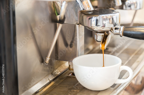 Prepares espresso in coffee shop