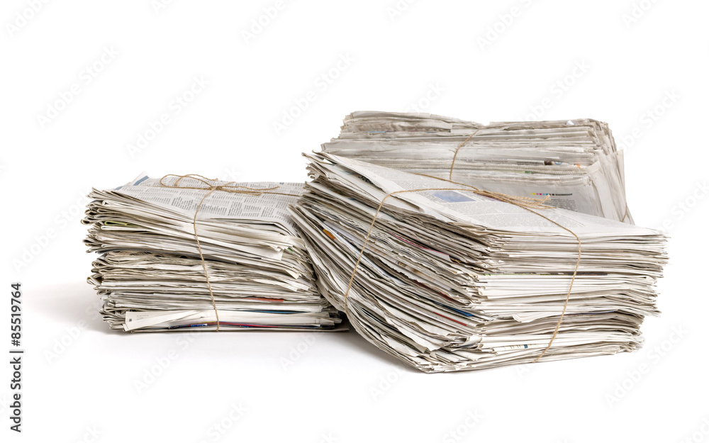 Drei Zeitungsbündel vor einem weißen Hintergrund Drei Zeitungsbündel vor einem weißen Hintergrund