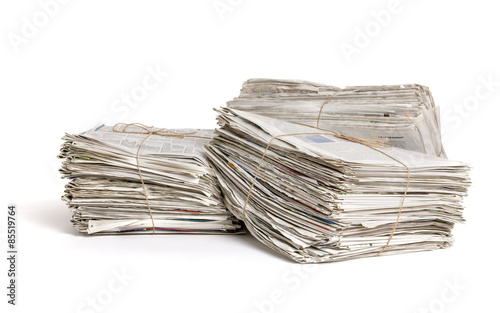 Drei Zeitungsbündel vor einem weißen Hintergrund