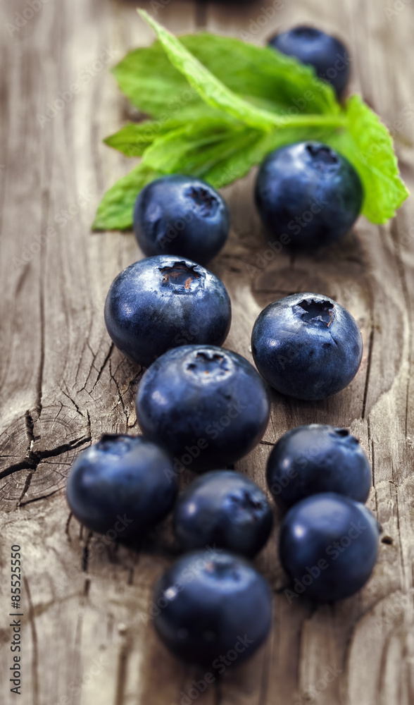 Heidelbeeren auf Holz Heidelbeeren auf Holz