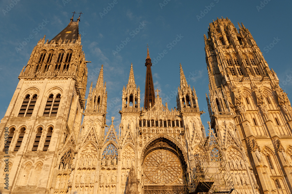 Fototapeta premium Famous Notre-Dame de Rouen cathedral at twilight