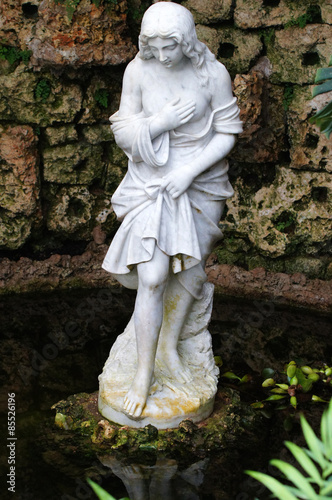 Statue d'une femme dans la serre du Jardin du Palazzo Parisio 