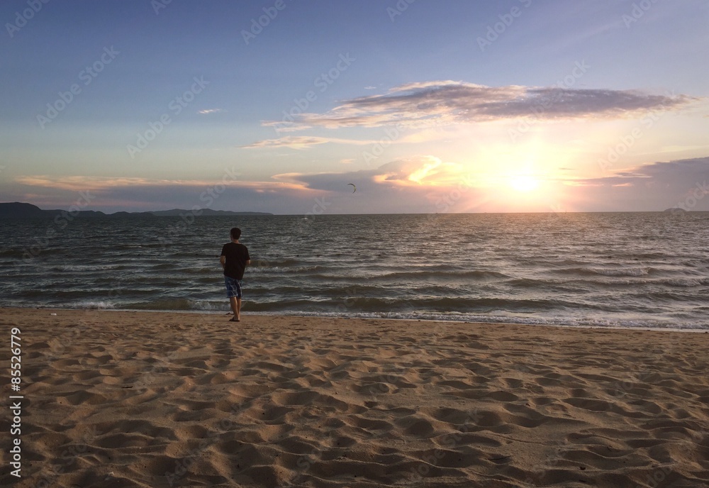 Naklejka premium man walking on beach
