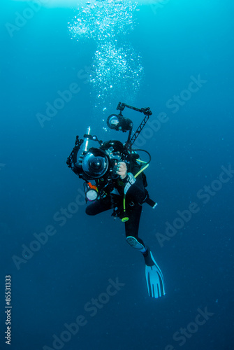 Photographe sous-marin en pleine action