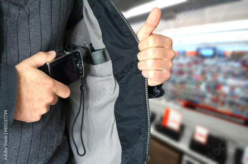 Ladendiebstahl in der Elektroabteilung