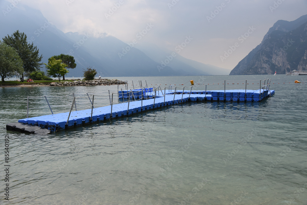 Obraz premium piscina in mezzo al lago e mare