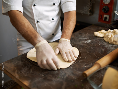  Chef stretches pizza dough