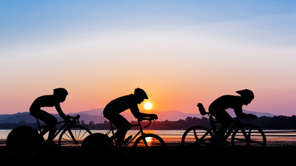 Wandcirkels Fietsen Wielrenner tijdens schemering op weg  © taitai6769