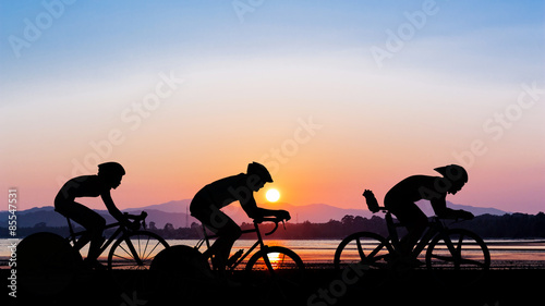Obraz na plátně Cycling on twilight time