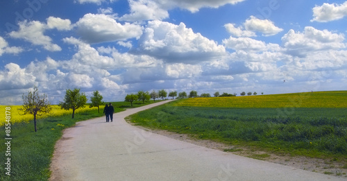 paar auf einem weg in die zukunft