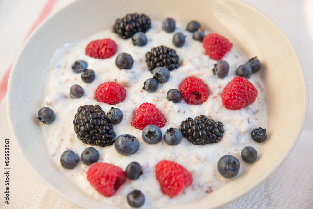 Joghurt mit Müsli und Beeren Joghurt mit Müsli und Beeren