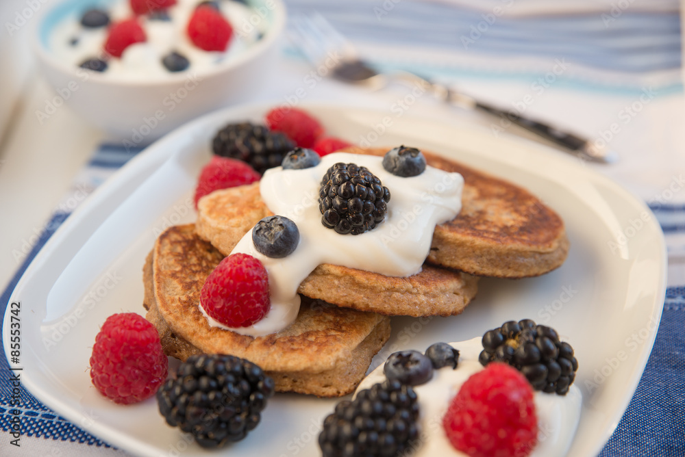 Belgische Waffeln mit frischen Beeren Belgische Waffeln mit frischen Beeren