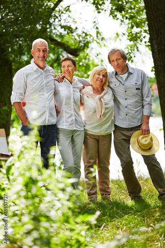 Familie mit Senioren im Garten