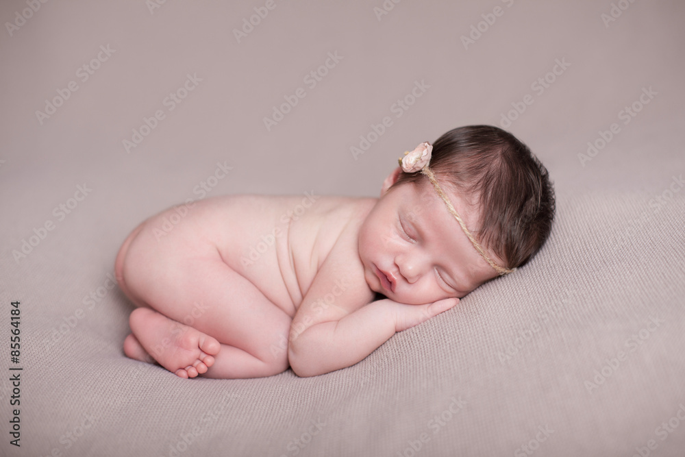 Nouveau-né nourrisson bébé fille endormi nu Stock Photo